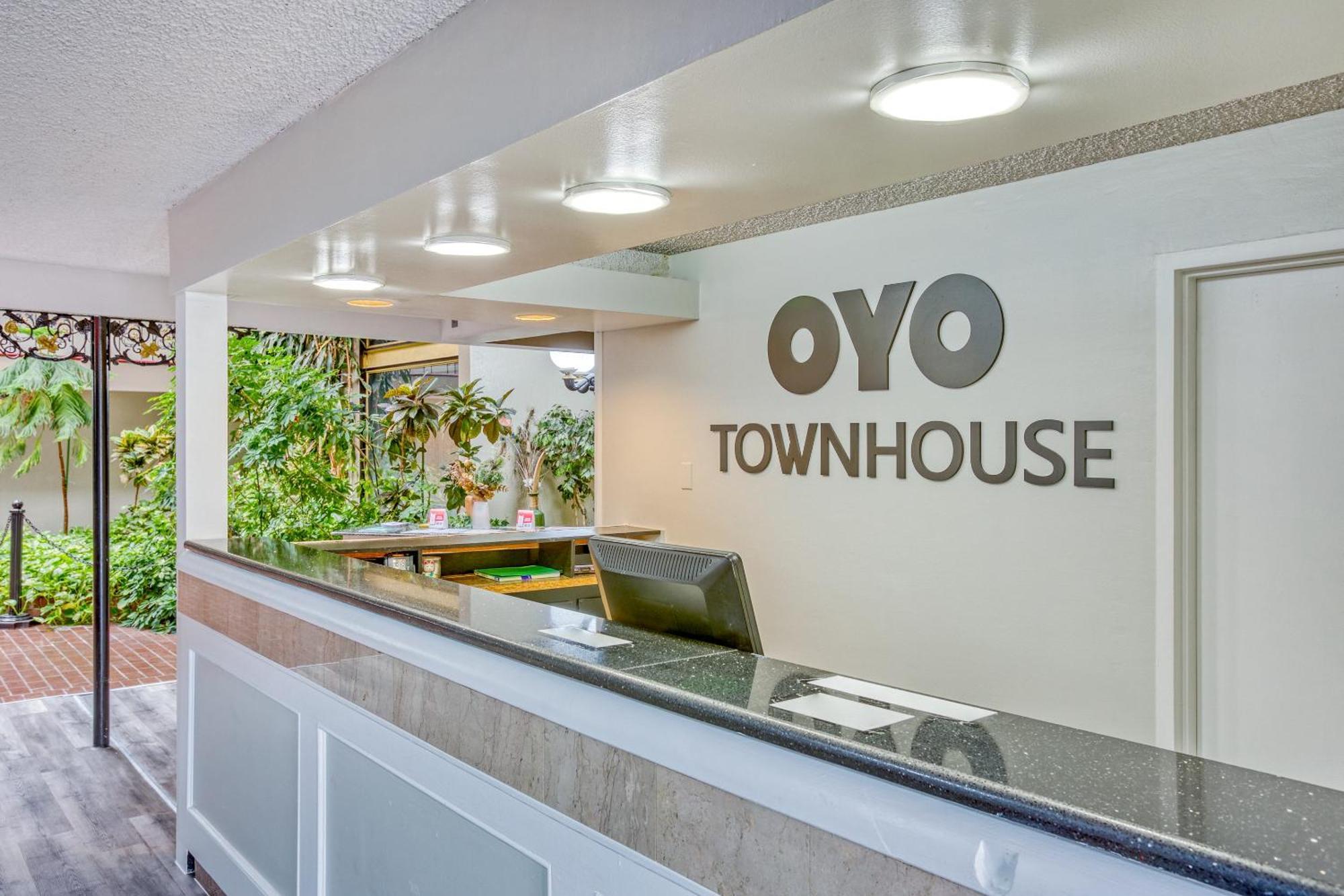 Oyo Townhouse Tulsa Woodland Hills Hotel Bagian luar foto