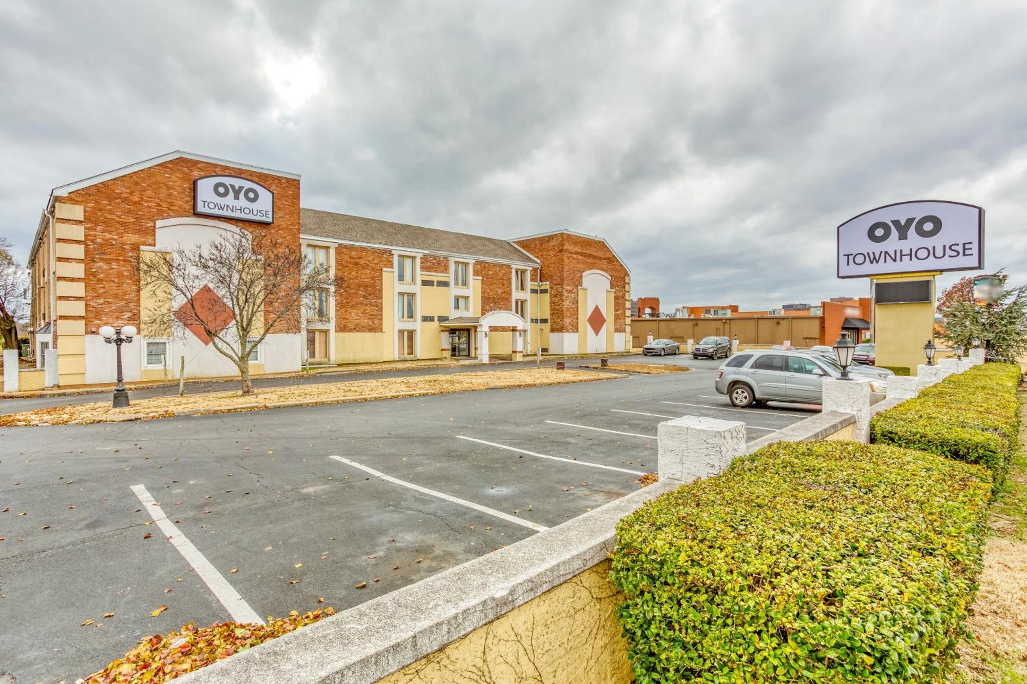 Oyo Townhouse Tulsa Woodland Hills Hotel Bagian luar foto