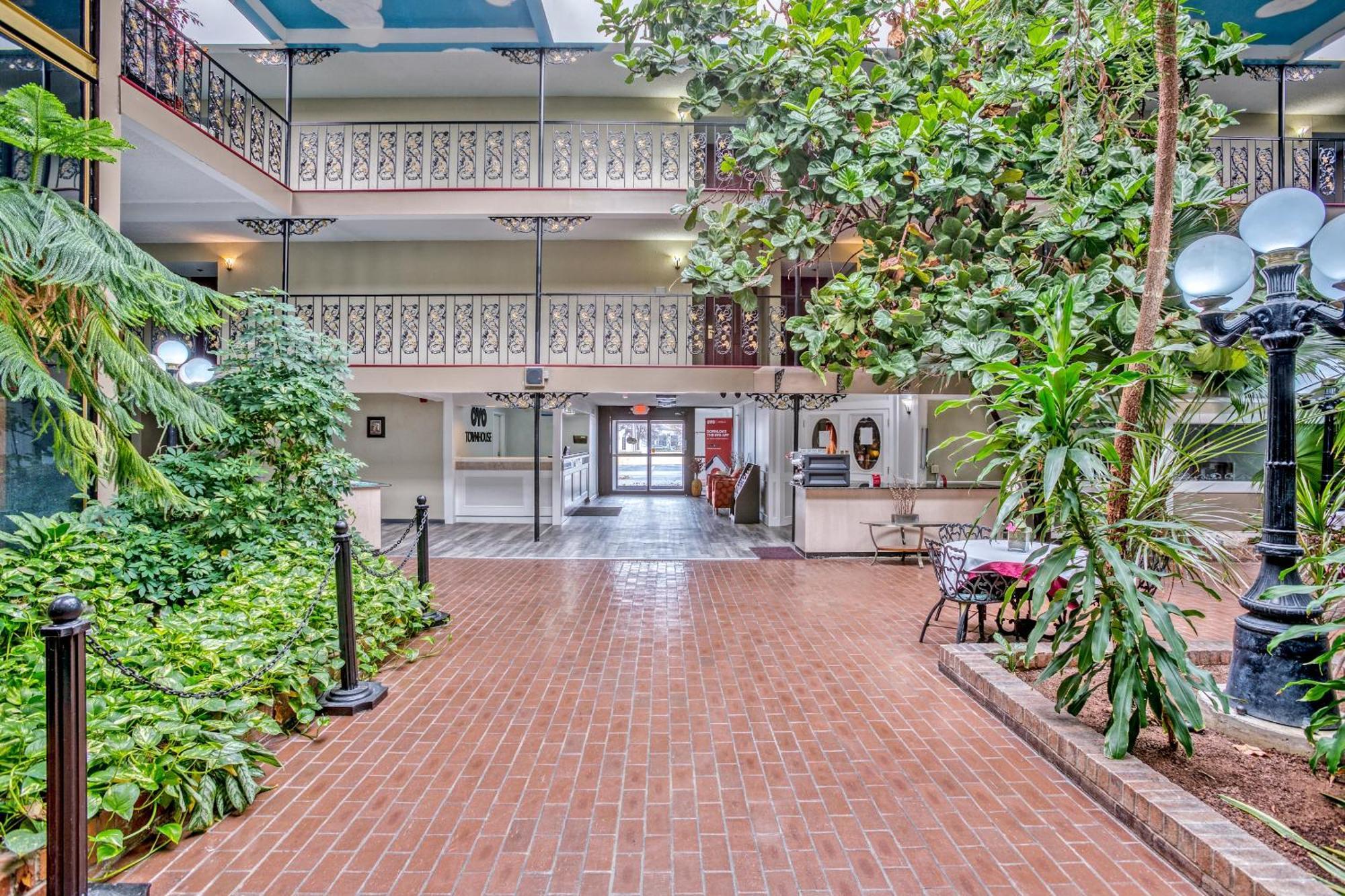 Oyo Townhouse Tulsa Woodland Hills Hotel Bagian luar foto
