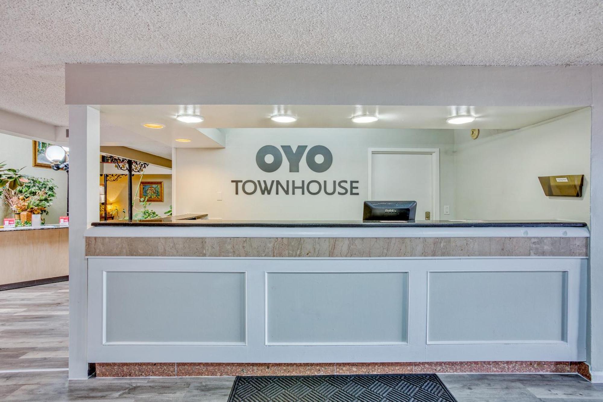 Oyo Townhouse Tulsa Woodland Hills Hotel Bagian luar foto